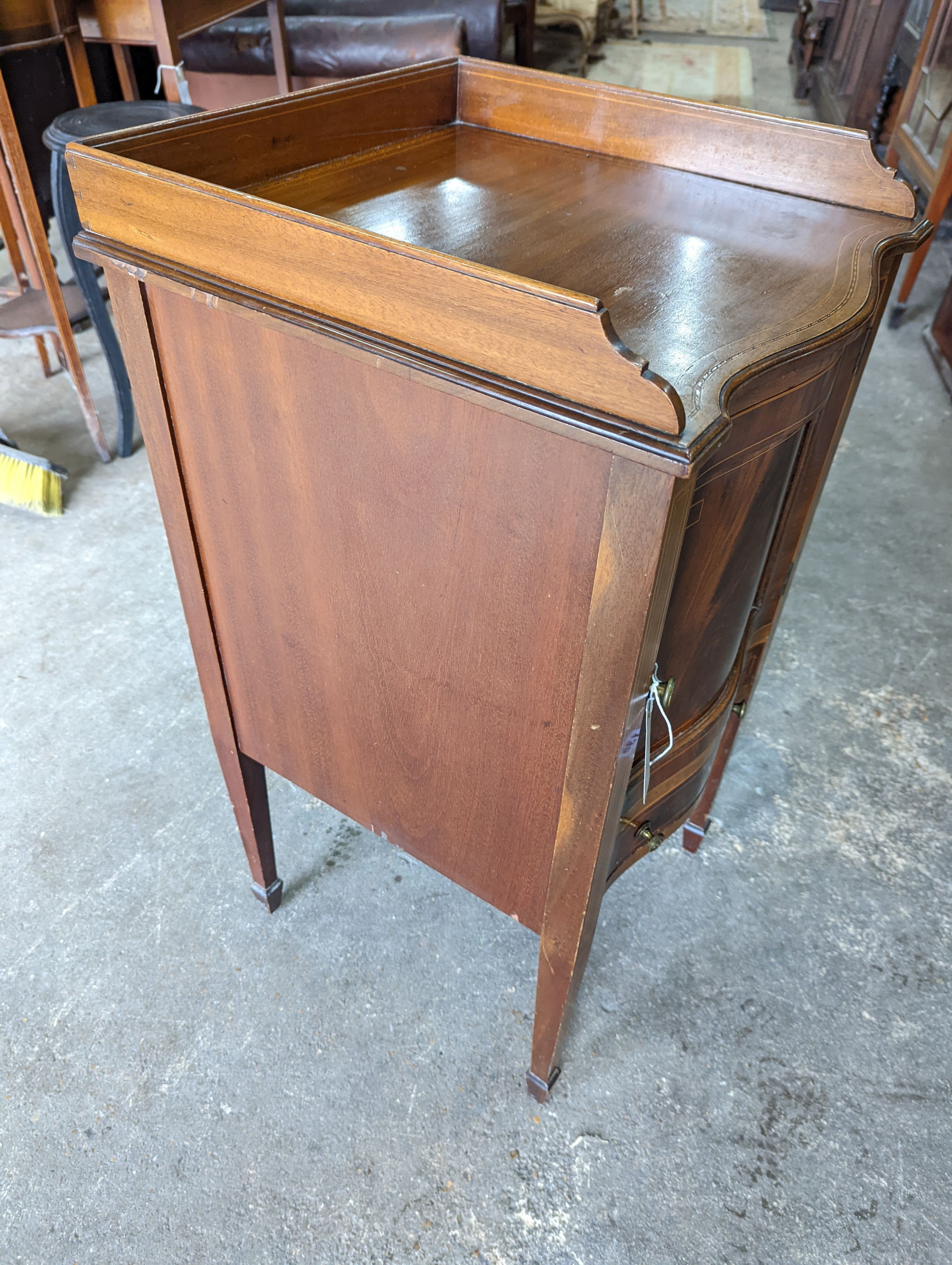 An Edwardian inlaid mahogany serpentine bedside cabinet, width 43cm, depth 43cm, height 84cm